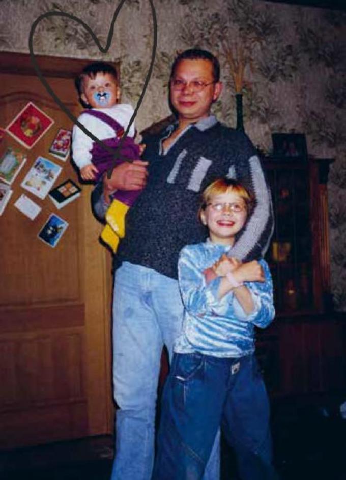 Anastasya met haar broer en papa tijdens Kerstmis 2002.