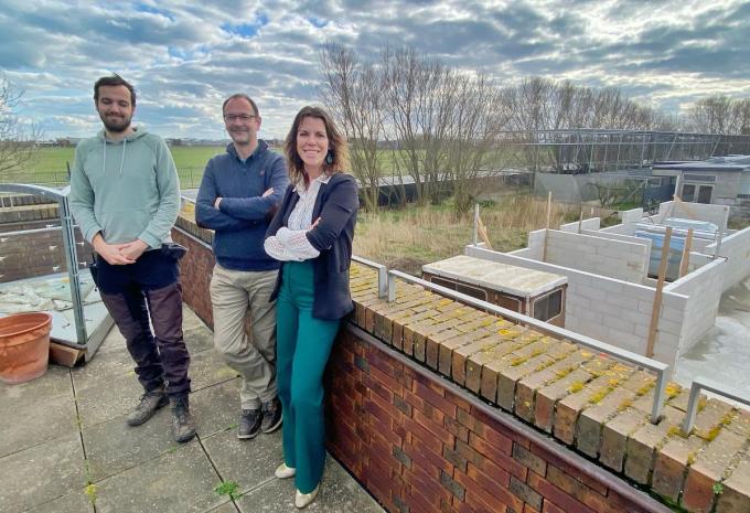 Op de foto zien we v.l.n.r. Nathan Noels van het meeuwenteam, Claude Velter van het Opvangcentrum voor Vogels en Wilde Dieren en schepen Silke Beirens.