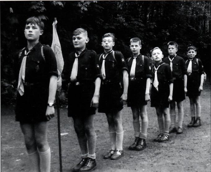 Een foto uit lang vervlogen tijden toont hoe het er vroeger aan toe ging bij de jeugdbeweging.