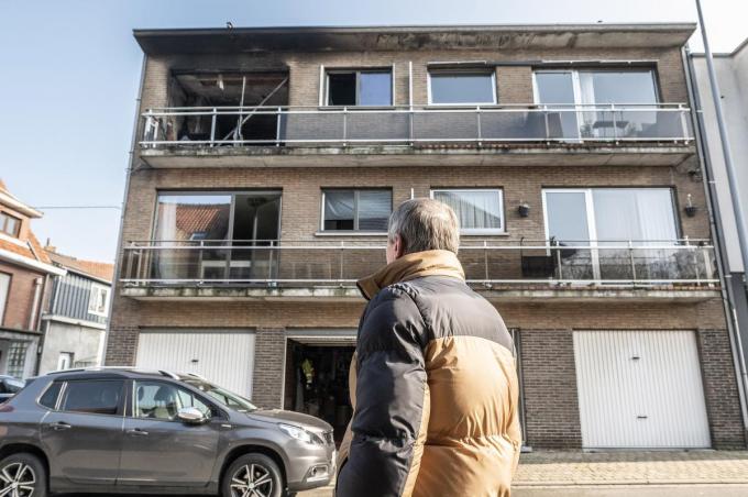 De brandweer kreeg het vuur in de woonkamer van het appartement uiteindelijk snel onder controle.