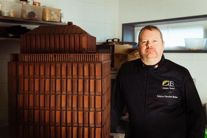 Topchocolatier Jurgen Baert bij zijn chocolade ontwerp van Monteco.