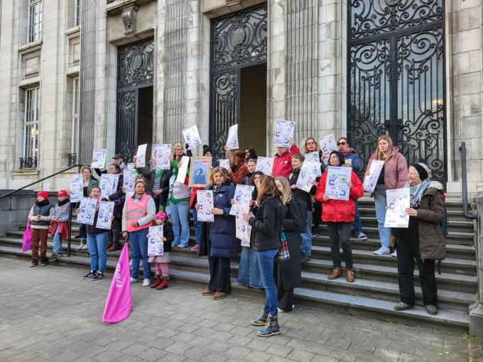 Aan het gerechtsgebouw volgde een getuigenis van een vrouw die zelf slachtoffer was van geweld. De affiches dragen de naam van elke vrouw die in 2023 vermoord werd