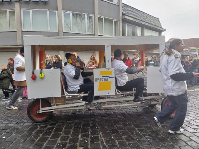 De Lovie nam voor het eerst deel aan de carnavalsstoet en haalden de ‘aangepaste’ dienstverlening van De Lijn aan.