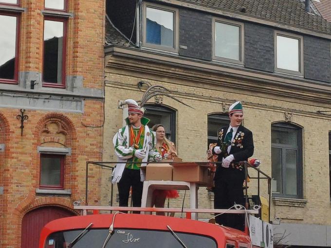 Prins Carnaval Marco en zijn hofmaarschalk Fiebe genoten duidelijk op de prinsenwagen van de O.V.D Hommelknop.