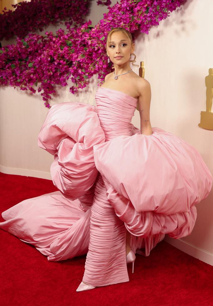 Ariana Grande in Giambattista Valli Haute Couture