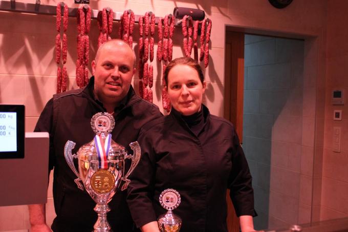 Steven en Annelies met een paar bekers die ze wonnen.