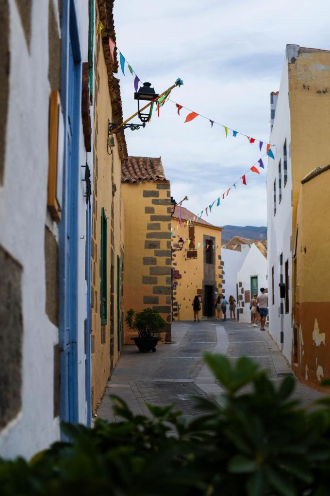 Het pittoreske en kleurrijke ministadje Agüimes, voor velen hét mooiste dorpje van het eiland, nodigt uit om door te slenteren. (foto tvdb)