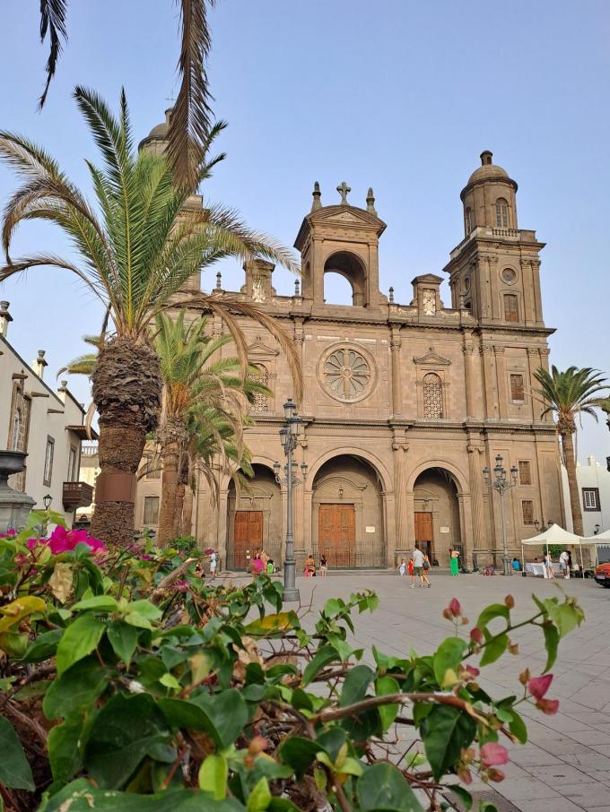 Plaza de Santa Ana, een rechthoekig plein, in koloniale stijl, met een kolos van een kathedraal die ons enkele eeuwen terug in de tijd lijkt de katapulteren. (foto tvdb)