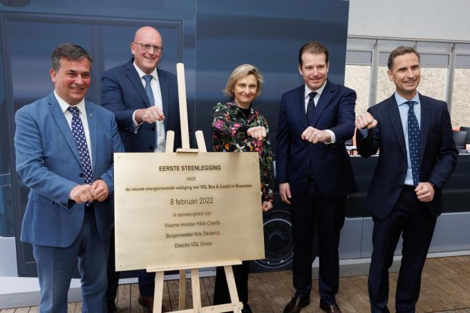 Een beeld van de eerste steenlegging van de nieuwe productiesite op 8 februari 2022. V.l.n.r: Roeselaars burgemeester Kris Declercq, Filip Malegason (managing director VDL), Vlaams minister Hilde Crevits, VDL-ceo Willem van der Leegte en VDL-managing director Peter Wouters.