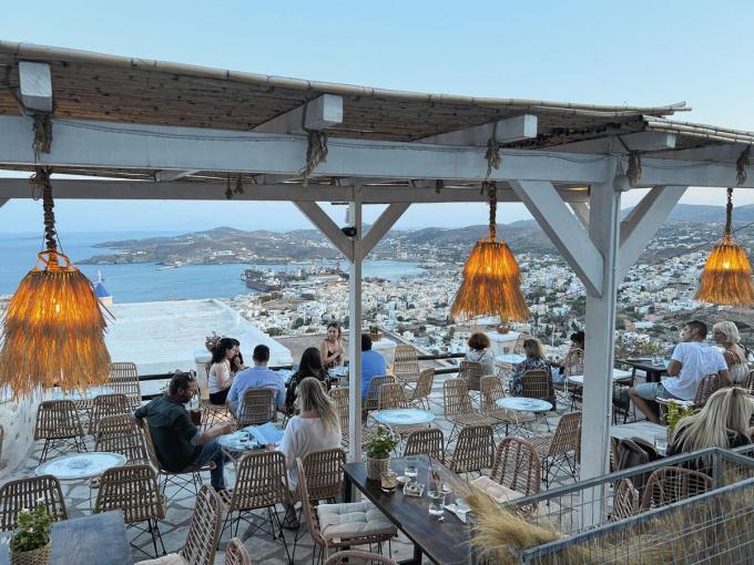 Een terras met panoramisch zicht in Ano Syros.