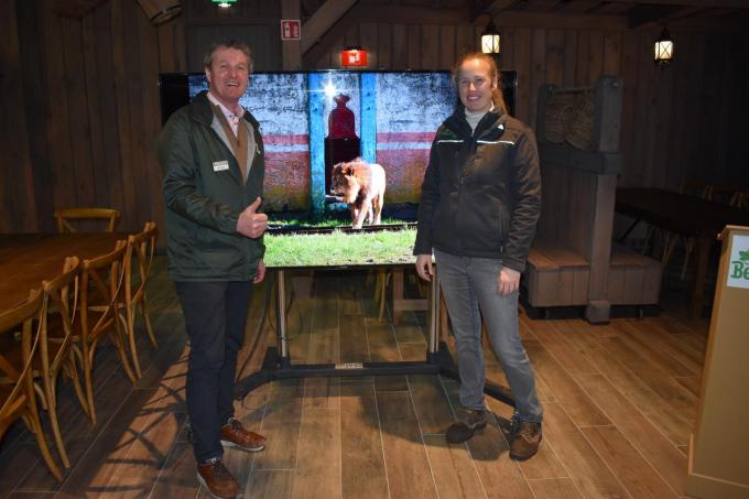 Een domper voor de verzamelde pers was dat de leeuwen niet konden gefilmd worden. “We moeten de natuur volgen en vandaag wilden ze niet naar buiten”, zegt dierenarts Melissa Nollet, hier op de foto met directeur Stefaan Lemey. (Foto TOGH)