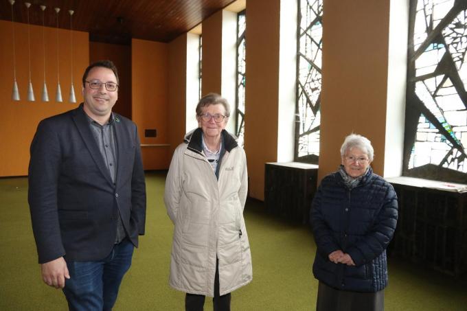 Burgemeester Wieland De Meyer, samen met zusters Christa en Magda in de oude kapel.