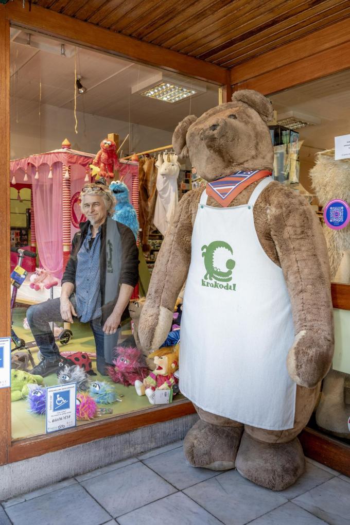 Geert is samen met zijn vrouw al jaren het vaste gezicht van de winkel. Op de foto ziet u rechts een pluchen beer, niet zijn vrouw voor alle duidelijkheid.