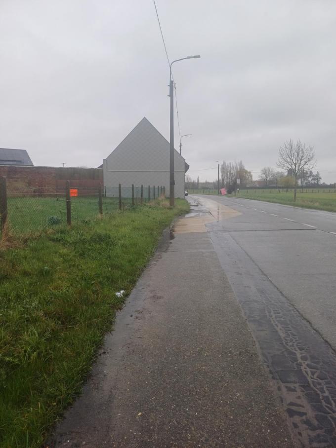 Door de afbraak van het huis zal het fietspad recht getrokken kunnen worden over de lengte van de verkaveling.