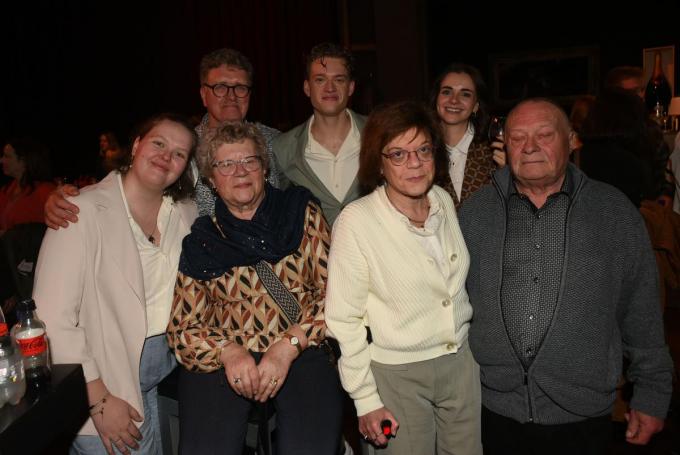 Jérémie tussen zijn ouders Chris Vrielynck en Nathalie Pattijn, zus Janita, grootouders Johny Vrielynck en Anita Lavaert, en zijn vriendin Julie Daems.