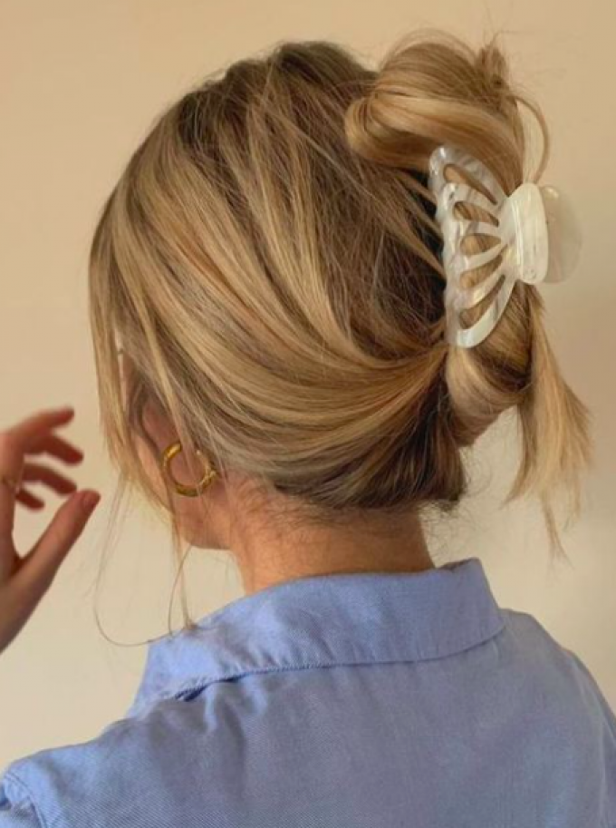 Le chignon avec la pince à cheveux