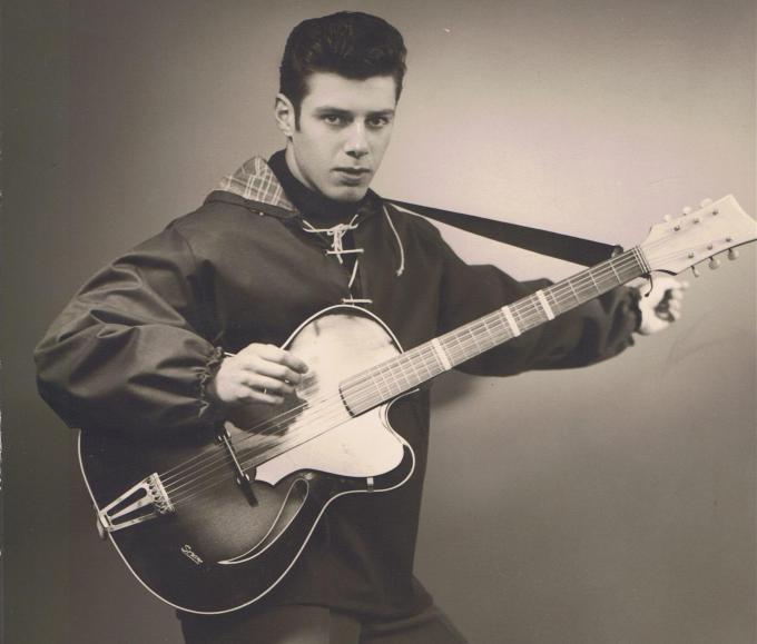 Een foto uit de oude doos: Johnny Carton met zijn gitaar.