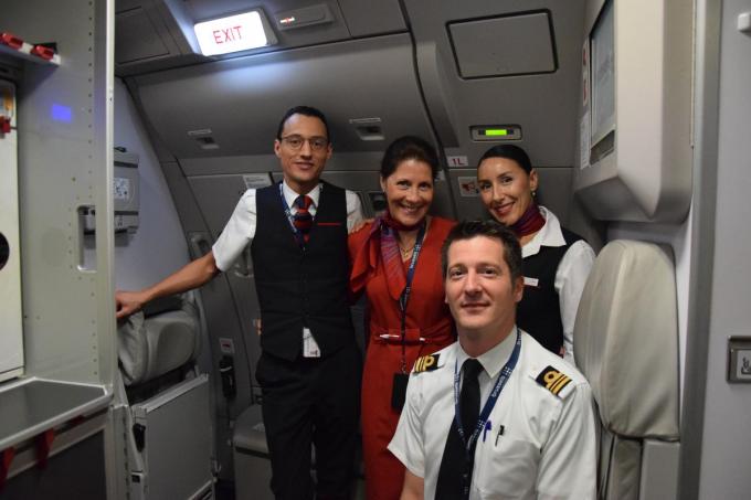 Piloot Ruben Mahieu met enkele crew members van Brussels Airlines. (foto PS)