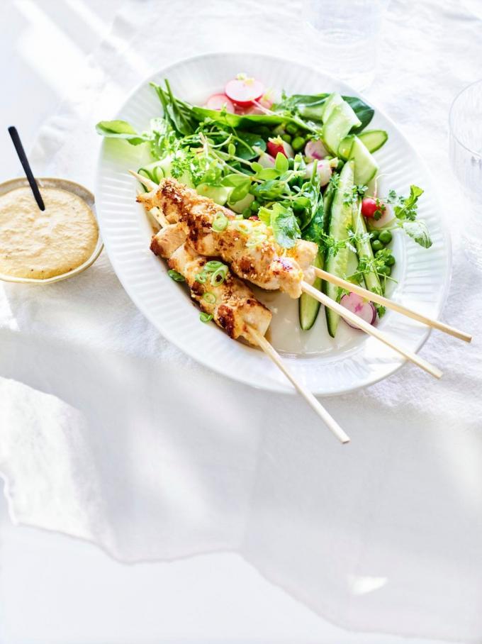 Salade fraîche, poulet sauce saté