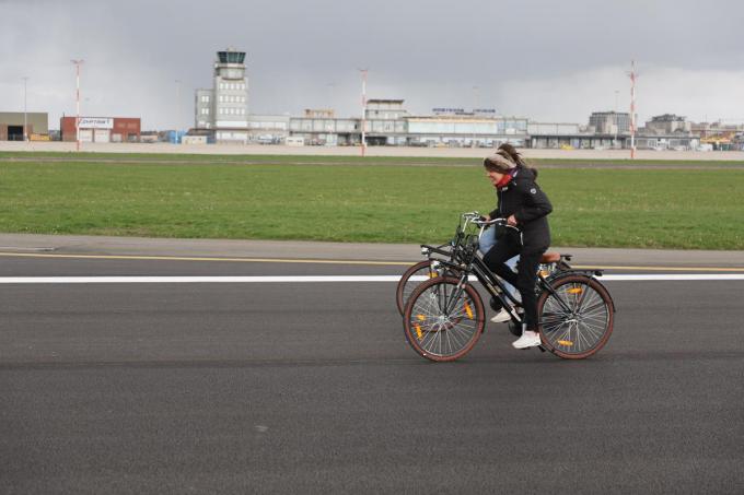 Zondag werd de vernieuwde landingsbaan al ingefietst door mensen die op de luchthaven werken en hun families.