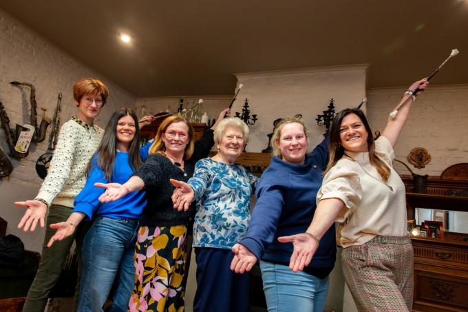 V.l.n.r. zien we Inge Debusschere, Kelly Deceukelaere, Marleen Vanoverschelde, Magda Verpoort, Lore Tytgat en Cidy Deceukelaere. (foto Kurt)