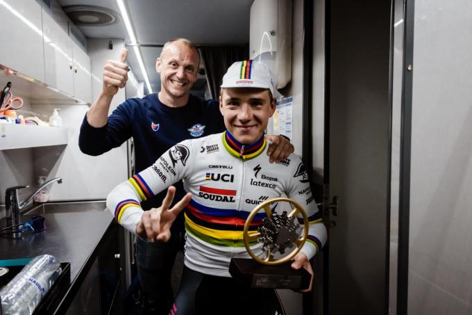 James voert met zijn bus onder meer wereldkampioen tijdrijden Remco Evenepoel rond.