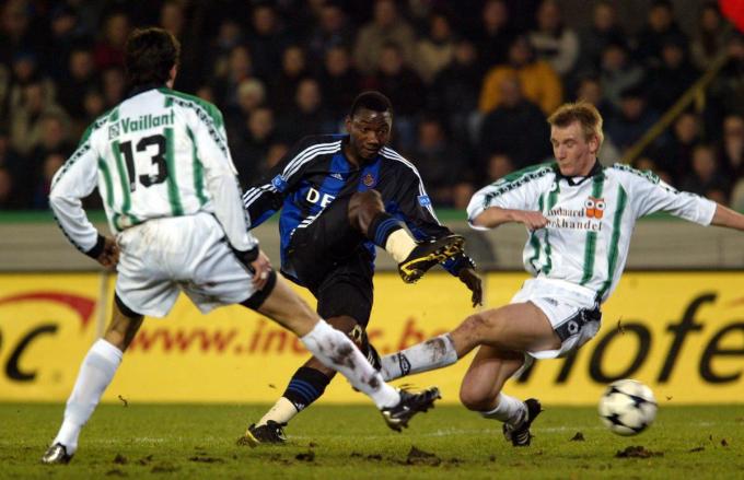 Jimmy De Wulf beslechtte ook op het veld Brugse derby's. Hier gooit hij zich voor het schot van Andres Mendoza. Djordje Svetlicic kijkt toe. (foto Belga)