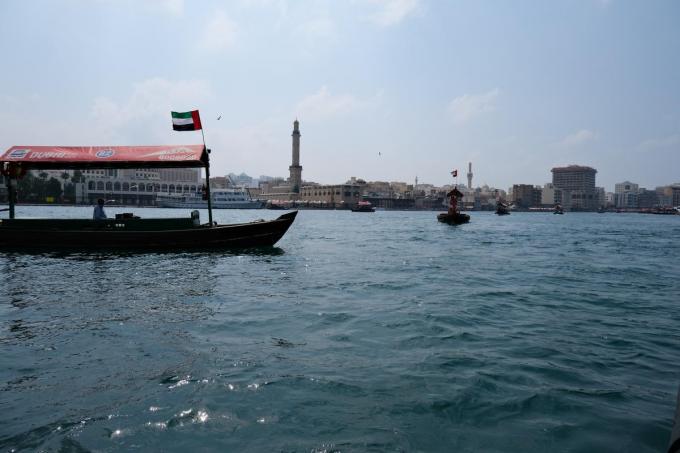 Vissers en handelslieden varen in hun traditionele dhows (Arabische zeilboot, red.) kriskas over het rustige water. (foto LH)