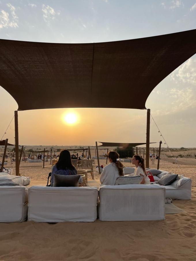 Genieten van zonsondergang in de woestijn, op slechts een uurtje van de stad. (foto LH)