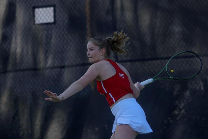 Juliette speelt wedstrijden tegen andere universiteiten.