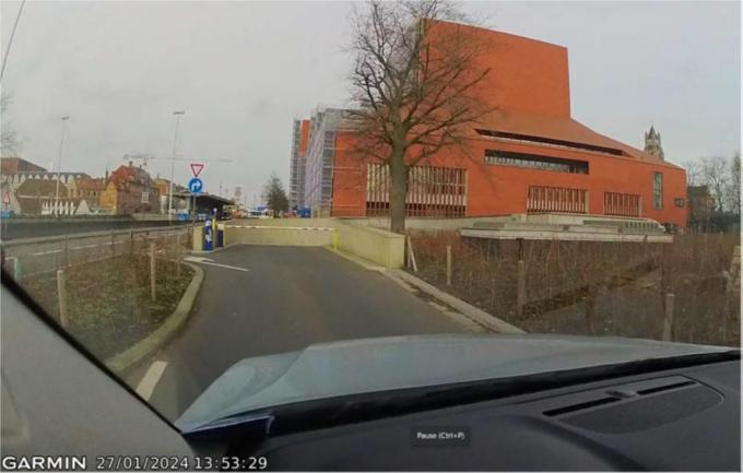 Een foto van de dashcam van het voertuig.