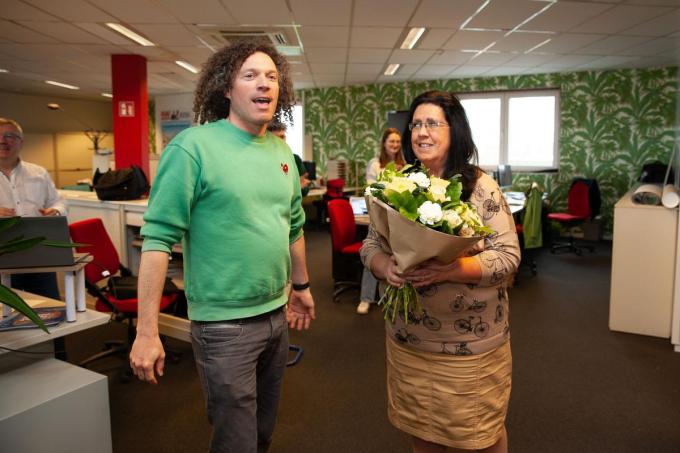 Hoofdredacteur Bart Casteleyn bedacht Martine Verkindere met een ruiker bloemen.