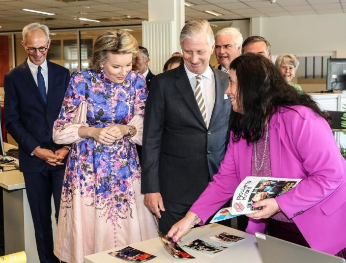 Koningin Mathilde en koning Filip luisteren geboeid als Martine vertelt over haar ontmoeting met koning Boudewijn, toen die Roularta bezocht.