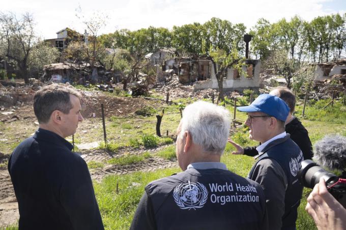 Hans Kluge in de Oekraïense stad Chernihiv, waar hij een verwoeste school en gezondheidscentrum bezocht.