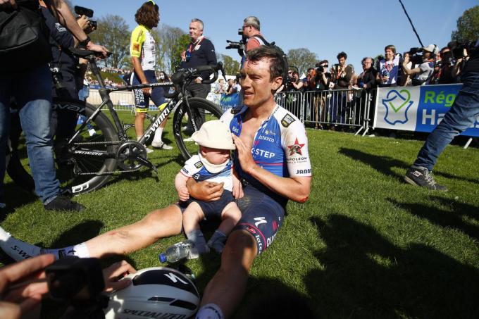 Na de botsing met een fan was Yves Lampaert in alle staten. Gelukkig maakte een knuffel van Aloïs veel goed.