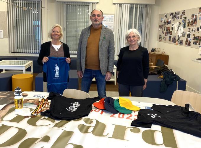 De kleindochters van Gerard Debaets in vbs De Watermolen met directeur Jo Vermeulen bij allerlei Gerard Debaets-gadgets die in de school gebruikt worden.