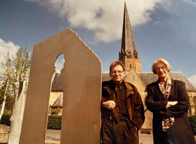 Gwy Mandelinck met echtgenote Agnes in Watou bij het bekende monument ter ere van Hugo Claus.