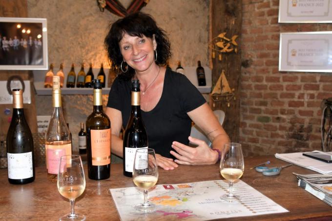Wijnmaakster Marie Cossoul: “Door de nabijheid van de zee, de keienbodem, het warme klimaat en de wind, heb je hier alles om een goede wijn te maken.” Dat kunnen wij alleen maar beamen. (foto Peter Van Oyen)