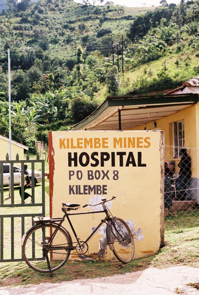 Het nieuwe Kilembe Mines Hospital. (foto Jules Stallaerts)