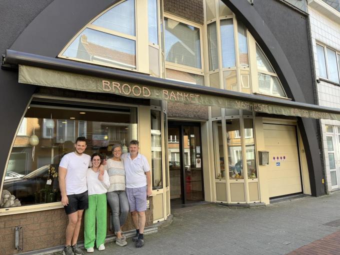 Bert Vanheste en zijn vriendin Romy Sanders (links) nemen de bekende bakkerij over van Berts ouders Dirk Vanheste en Evelynn Bloemen (rechts).