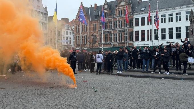 Enkele honderden Griekse fans verzamelden op de Brugse Markt.