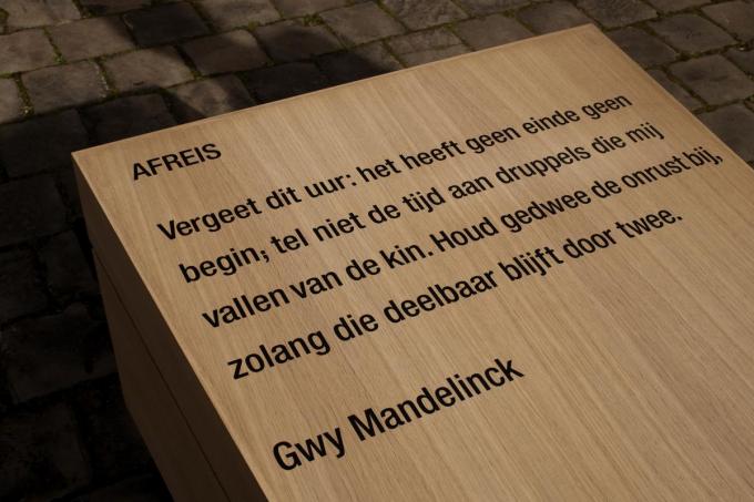 Het gedicht ‘Afreis’ van Gwy Mandelinck dat op de kist gedrukt staat.