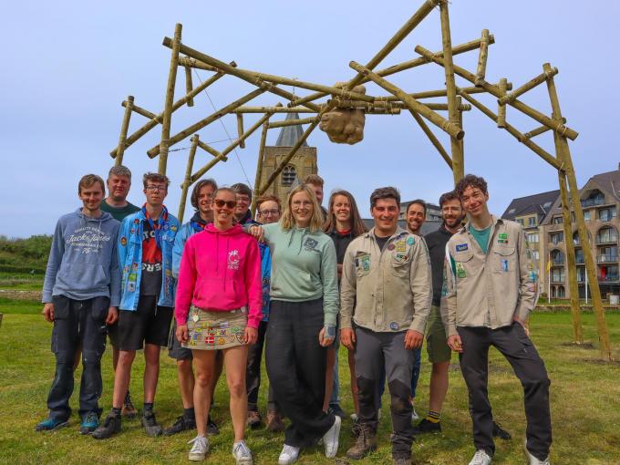 Deze leden van de vier Oostendse jeugdverenigingen werkten goed samen aan het project ENSJOR, met een indrukwekkend resultaat.