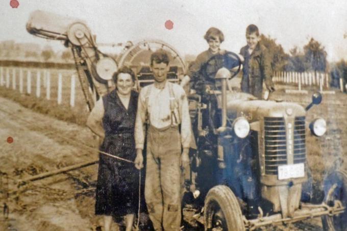 Jeannine met haar ouders en broer op de boerderij. Amper 9 jaar jong reed ze er al met de tractor.