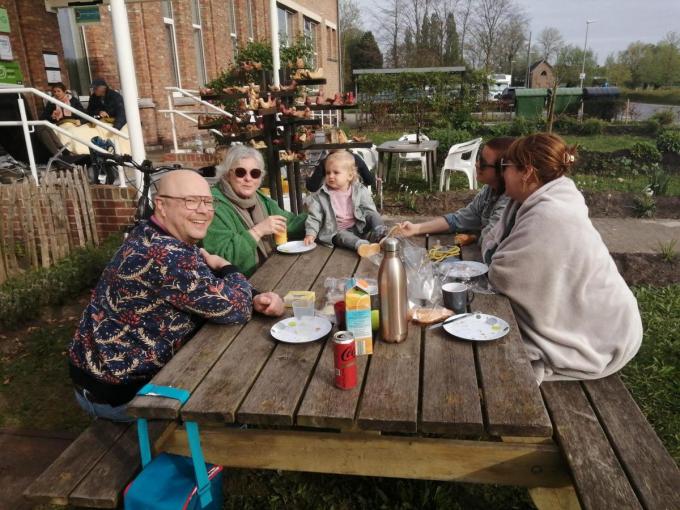 De kamperende ouders hebben ook gepicknickt aan BUSO Ravelijn.