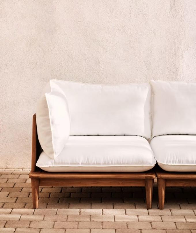 Sober lounge sofabed met witte kussens 
