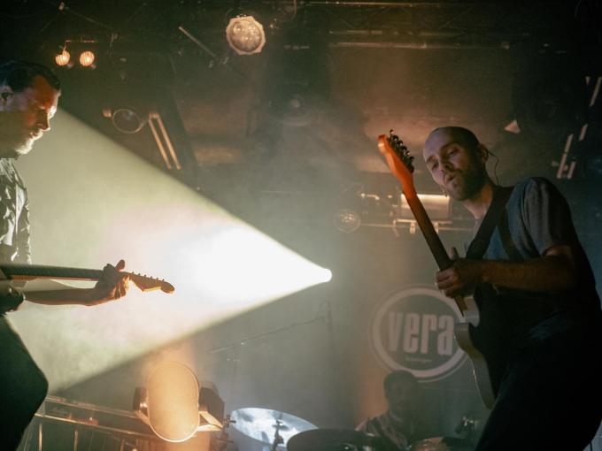 Kasper Cornelus tijdens de tour in Nederland in de Vera in Groningen. Links zien we ook nog Filip Wauters en in de verte Tim van Oosten. (Foto: studiocashmyra)