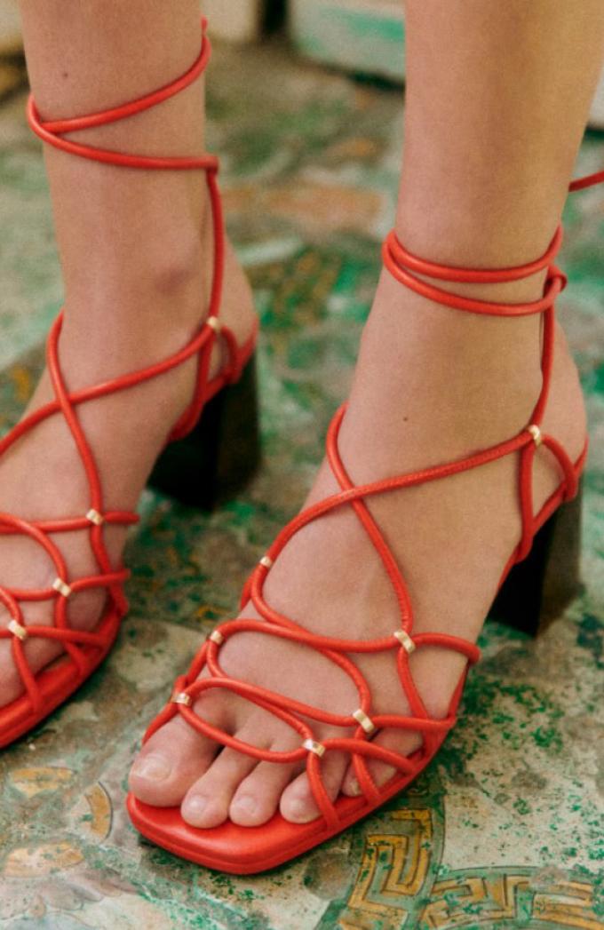 Rode sandalen met hak 
