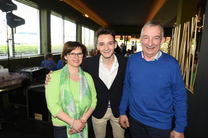 Marleen Forêt uit Zwevegem, Thomas Julian en Stefaan Weedaege, de papa van Thomas.