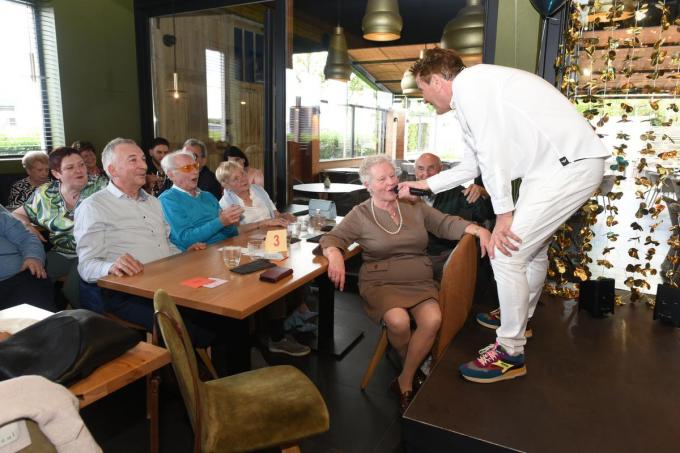 Jeannine zong enthousiast mee toen Luc Steeno de microfoon onder haar neus duwde.